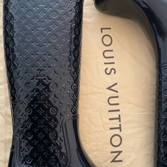 LOUIS VUITTON MONOGRAM RUBBER RAIN BOOTS - Picture 3 of 7